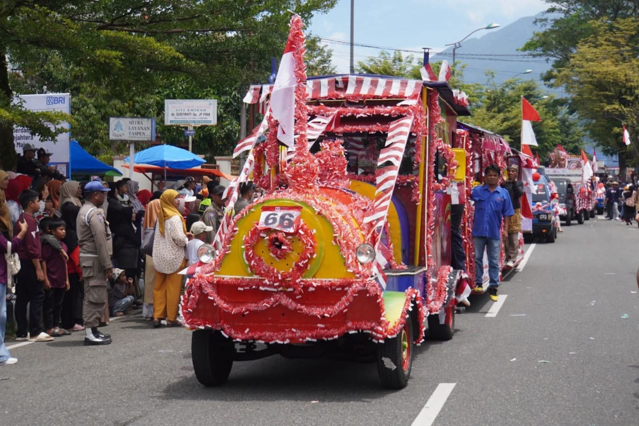 Peserta pawai alegoris HUT ke 80 RI di Kota Padang Panjang.